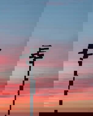 Blauwe achtergrond met horizontale strepen en een stilstaande pijlvormige wegwijzer onderaan.