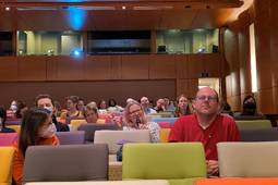 FRDN networkday 2022: someone asking a question in the microphone.