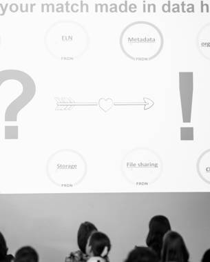 Presentatie over datamanagement met een grafische weergave van een pijl naar een hart, en iconen voor opslag en bestandsdeling.