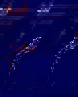 Een groene afbeelding met gestreepte lijnen die een vaag object en een microfoon weergeeft.